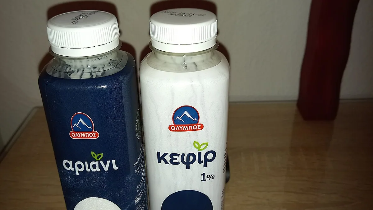 Бутылки кефира и айрана на прилавке