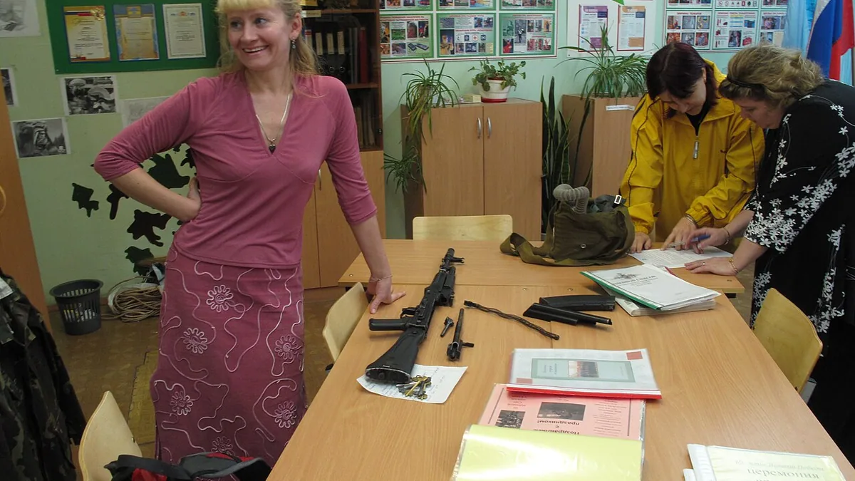 Учитель в школьном классе