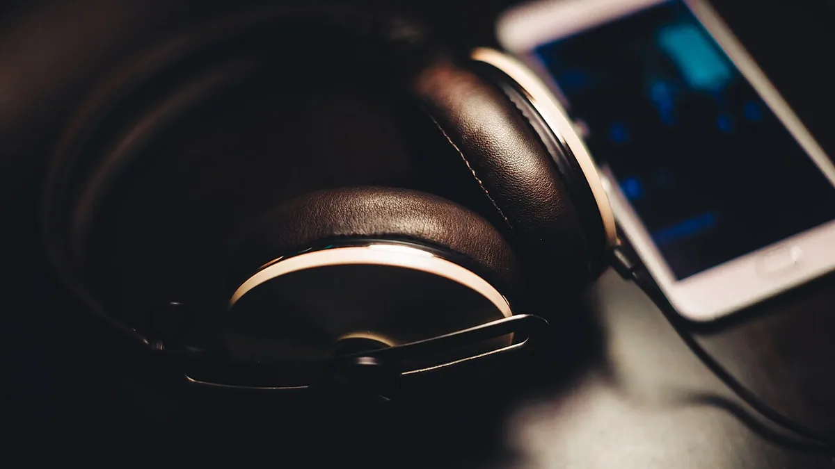 Наушники и смартфон для прослушивания музыки