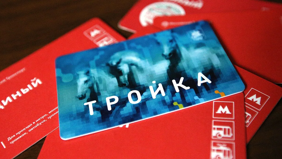 Транспортная карта в руке у турникета