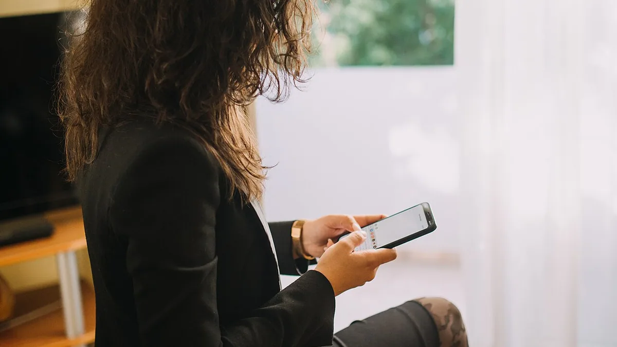 Смартфон с сообщениями SMS