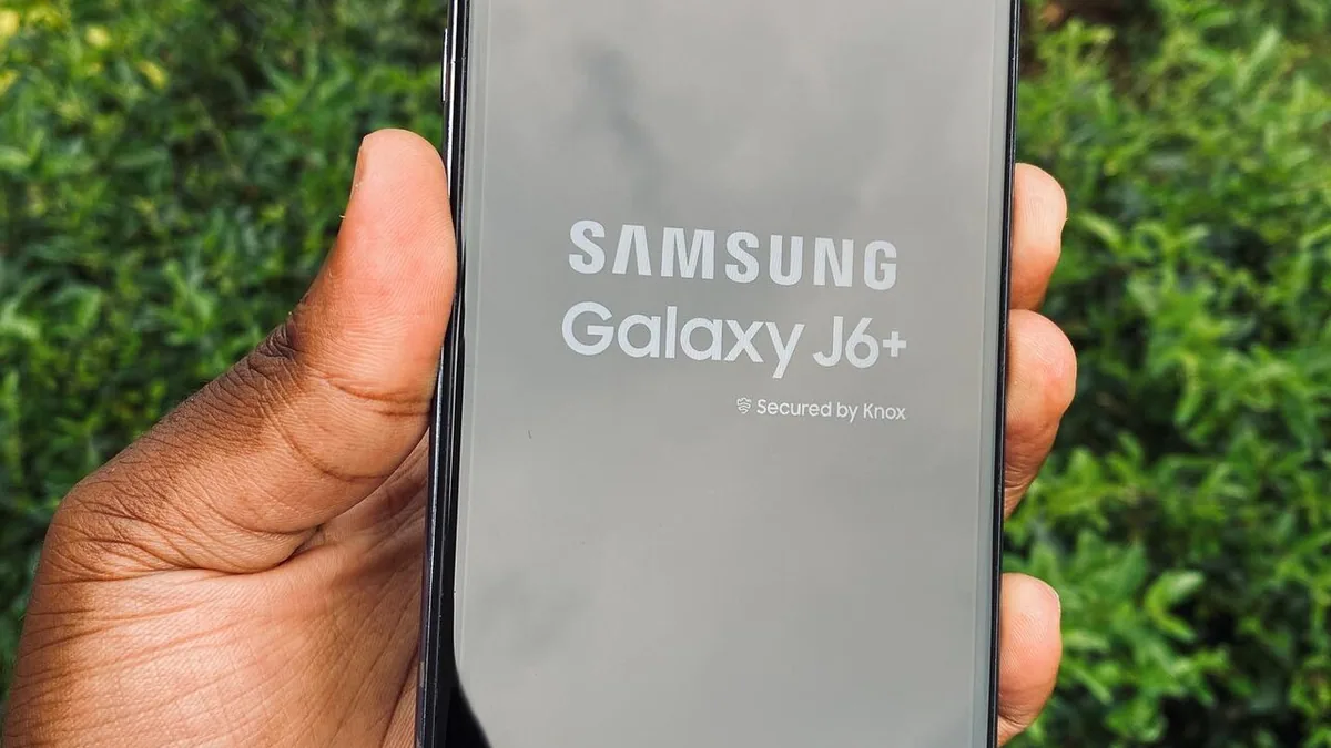 Смартфон Samsung Galaxy в руке
