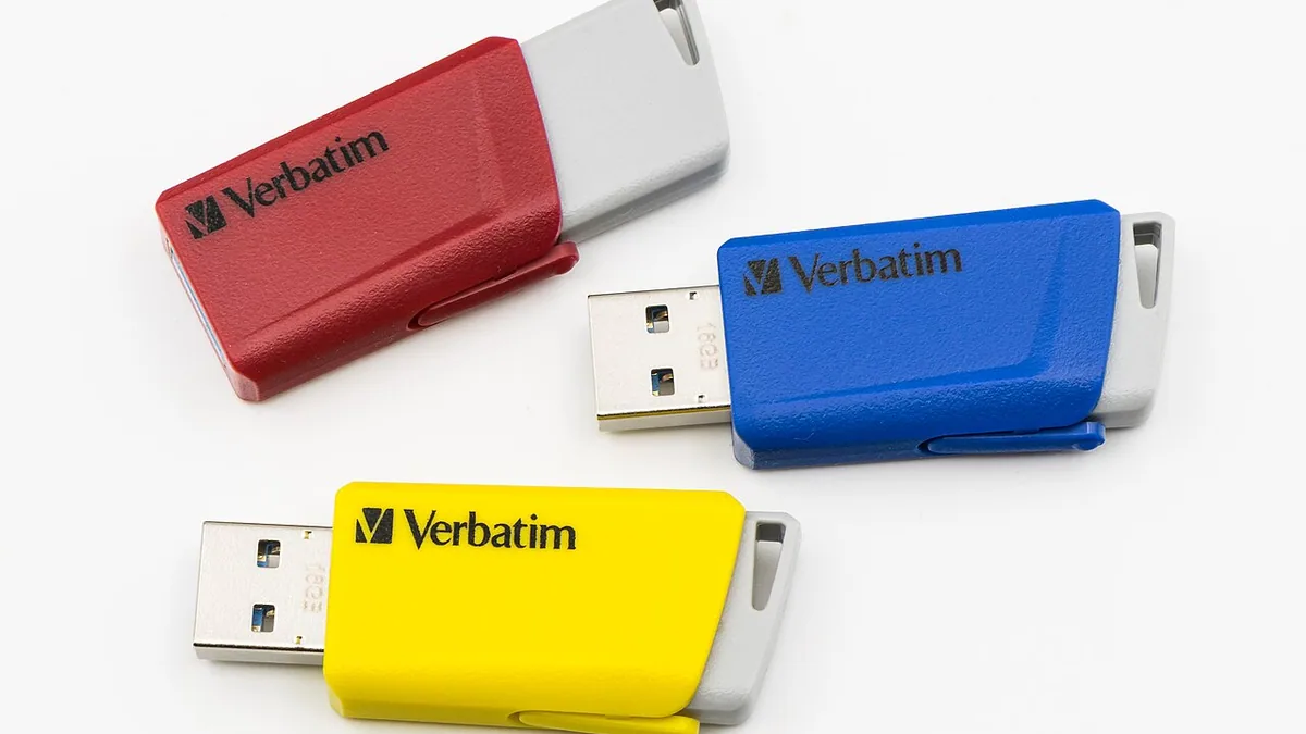 USB-флешка в порту компьютера