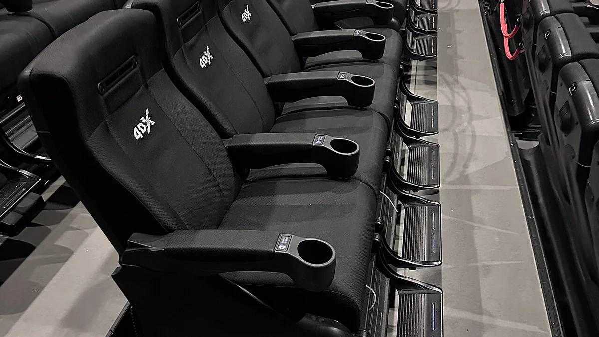 Кресла зала 4DX в кинотеатре